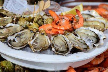 Taze Fransız Gillardeau istiridye yumuşakçaları kabuklu, karidesli, limonlu yakından yemeye hazır, Marienne-Oleron, Fransa