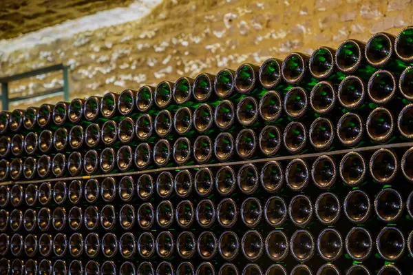 シャンパンスパークリングワインのボトルがたくさんあります 地下洞窟の訪問 フランス シャンパーニュの南にあるコート バーでシャンパンワインの伝統的な製造 — ストック写真