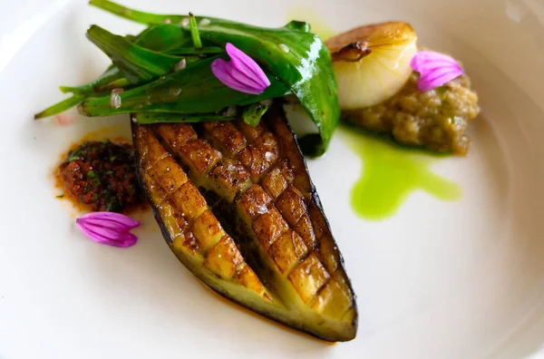 Exquisito Plato Vegetariano Parrilla Berenjena Alta Cocina Francesa Moderna Preparada — Foto de Stock