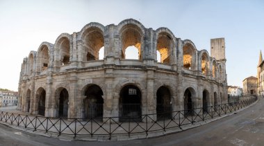 Eski dar sokaklar ve antik Fransız kenti Arles 'deki Roma Arena' nın manzarası, Roma harabeleri, Bouches-du-Rhone, Fransa