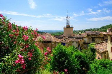 Seyahat yeri, Var, Provence 'de küçük antik bir köy. Üzüm bağları, uçurumlar ve troglodit evleri ile çevrili.
