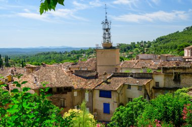 Seyahat yeri, Var, Provence 'de küçük antik bir köy. Üzüm bağları, uçurumlar ve troglodit evleri ile çevrili.