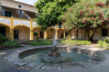 Antik Fransız kenti Arles 'teki eski dar sokakları ve evleri görün Provence' deki Arles, turistik durak hastanesi Van Gogh, Bouches-du-Rhone, Fransa