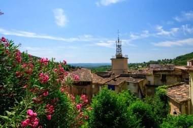 Seyahat yeri, Var, Provence 'de küçük antik bir köy. Üzüm bağları, uçurumlar ve troglodit evleri ile çevrili.