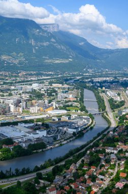 Yazın Grenoble şehrinin merkezindeki Bastille Fortres 'ten dağların etrafındaki eski teleferiğe, Isere, Fransa' ya bakın.