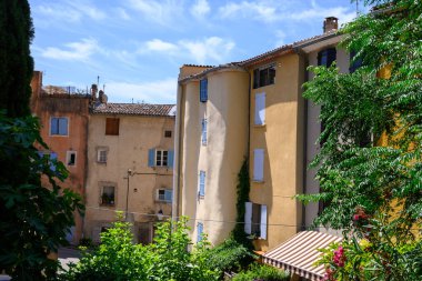 Seyahat yeri, Var, Provence 'de küçük antik bir köy. Üzüm bağları, uçurumlar ve troglodit evleri ile çevrili.