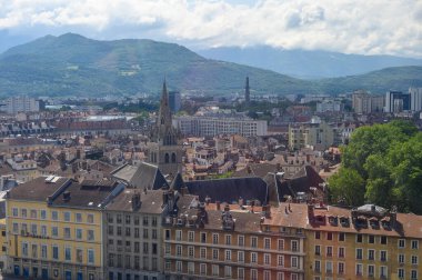 Yaz aylarında Grenoble şehrinin orta kısmından Bastille 'e dağların etrafından eski teleferik, Isere, Fransa