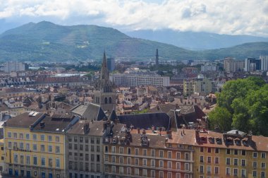 Yaz aylarında Grenoble şehrinin orta kısmından Bastille 'e dağların etrafından eski teleferik, Isere, Fransa