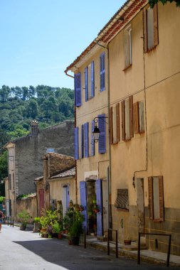 Seyahat yeri, Var, Provence 'de küçük antik bir köy. Üzüm bağları, uçurumlar ve troglodit evleri ile çevrili.