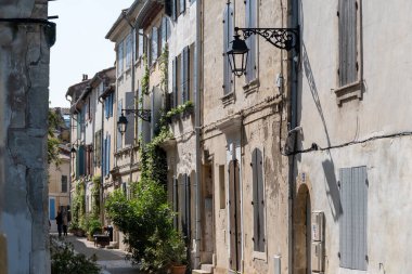 Antik Fransız kenti Arles 'deki eski dar sokakları ve evleri, Provence' deki turistik yerleri, Roma harabeleri, Bouches-du-Rhone, Fransa