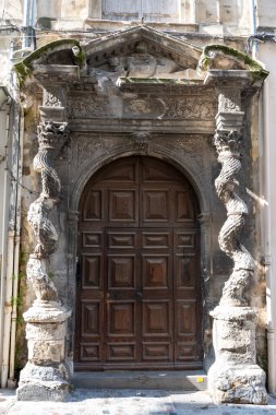 Antik Fransız kenti Arles 'deki eski dar sokakları ve evleri, Provence' deki turistik yerleri, Roma harabeleri, Bouches-du-Rhone, Fransa