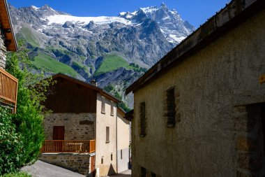 La Grave, Fransa 'nın güneydoğusundaki Hautes-Alpes kasabası Fransız Alpleri' nde dağ zirvesi La Meije 'nin hakim olduğu ekstrem kayakçılar için küçük bir kayak merkezi.