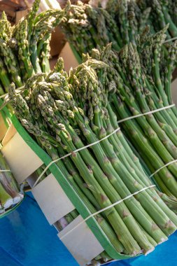 Fransa 'nın Arles kentindeki Fransız Provencal çiftçi pazarında satılık taze çiğ organik kuşkonmaz sebzeleri.