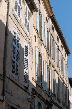 Antik Fransız kenti Arles 'deki eski dar sokakları ve evleri, Provence' deki turistik yerleri, Roma harabeleri, Bouches-du-Rhone, Fransa