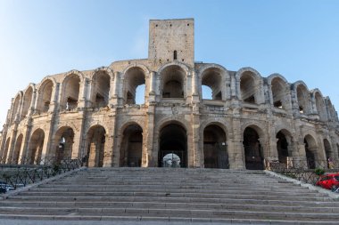 Antik Fransız kenti Arles 'deki Roma Arena' nın manzarası, Roma harabeleri, Bouches-du-Rhone, Fransa.