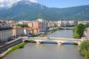 Yazın Grenoble şehrinin merkezindeki Bastille Fortres 'ten dağların etrafındaki eski teleferiğe, Isere, Fransa' ya bakın.