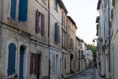Antik Fransız kenti Arles 'teki eski dar sokaklar ve evler, Roma harabeleri, Bouches-du-Rhone, Fransa' nın turistik varış yeri