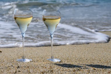 Provence 'de yaz zamanı, iki bardak soğuk şampanya. Güneşli bir günde Saint-Tropez yakınlarındaki kumlu plajda köpüklü şarap. Var Bölümü, Fransa' da tatil.