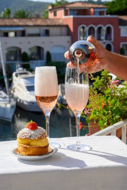Yaz partisi, Fransız brutunun içilmesi şampanya şampanyası şampanya bardaklarda köpüklü şarap Port Grimaud 'da Saint-Tropez yakınlarında, Fransız Riviera tatili, Var, Fransa