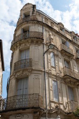 Montpellier şehrinin, Fransa 'nın, evlerin ve sokakların eski orta kesiminde yürüyorum.