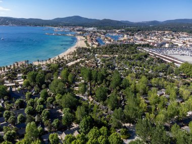 Saint-Tropez Körfezi 'nin mavi sularındaki Arial manzarası, kumlu plaj, Port Grimaud' daki evler, Akdeniz kıyısındaki yatlı köy, Provence, Fransa 'da yaz tatili..