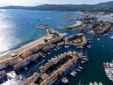 Saint-Tropez Körfezi 'nin mavi suları, tekneler, Port Grimaud ve Cogolin' deki evler, Akdeniz 'deki yatlı köyler, Provence, Fransa' da yaz tatili.