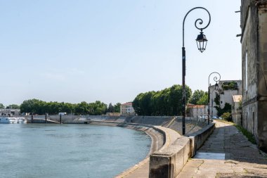 Rhone Nehri manzarası, eski dar sokaklar ve eski Fransız kasabası Arles in Provence 'deki evler, Roma harabeleri, Bouches-du-Rhone, Fransa