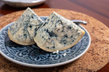 Peynir koleksiyonu, bir parça Fransız peyniri Auvergne ya da dört tane d 'Ambert yakın çekim..