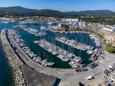 Saint-Tropez Körfezi 'nin mavi suları, tekneler, Port Grimaud ve Cogolin' deki evler, Akdeniz 'deki yatlı köyler, Provence, Fransa' da yaz tatili.