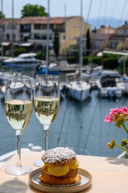 Fransız brüt şampanyası, Tarte Tropezienne pastalı köpüklü şarap, Saint-Tropez yakınlarındaki Port Grimaud limanında bir kulüp partisi, Fransız Riviera tatili, Var, Fransa