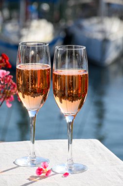 Yaz partisi, Fransız brutunun içilmesi şampanya şampanyası şampanya bardaklarda köpüklü şarap Port Grimaud 'da Saint-Tropez yakınlarında, Fransız Riviera tatili, Var, Fransa
