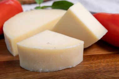 İtalyan peyniri, Cremona 'dan gelen Provolone Dolce inek peyniri zeytin ekmeği ve domatesle servis ediliyor..