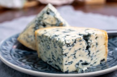 Peynir koleksiyonu, bir parça Fransız peyniri Auvergne ya da dört tane d 'Ambert yakın çekim..