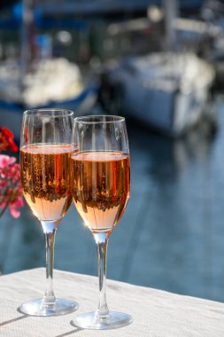 Yaz partisi, Fransız brutunun içilmesi şampanya şampanyası şampanya bardaklarda köpüklü şarap Port Grimaud 'da Saint-Tropez yakınlarında, Fransız Riviera tatili, Var, Fransa