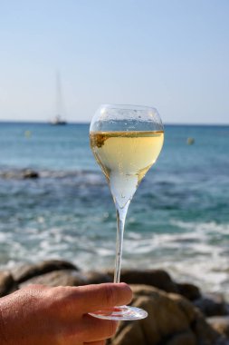 Provence 'de yaz zamanı, iki bardak soğuk şampanya. Güneşli bir günde Saint-Tropez yakınlarındaki kumlu plajda köpüklü şarap. Var Bölümü, Fransa' da tatil.