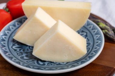 İtalyan peyniri, Cremona 'dan gelen Provolone Dolce inek peyniri zeytin ekmeği ve domatesle servis ediliyor..