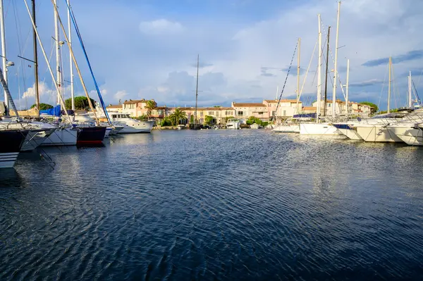 Akdeniz Kıyısındaki Port Grimaud Büyük Beyaz Yatlar Renkli Evler Yat — Stok fotoğraf