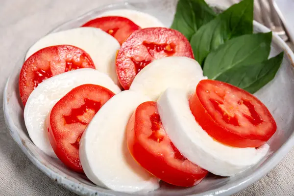 Nourriture Végétarienne Itaienne Salade Caprese Fraîche Base Mozzarella Blanche Tomate — Photo