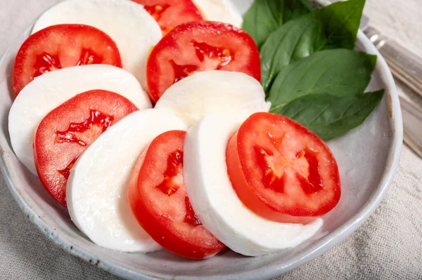 Comida Vegetariana Itaiana Salada Caprese Fresca Feita Com Queijo Branco — Fotografia de Stock