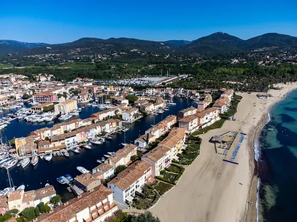 Saint-Tropez Körfezi 'nin mavi sularındaki Arial manzarası, kumlu plaj, Port Grimaud' daki evler, Akdeniz kıyısındaki yatlı köy, Provence, Fransa 'da yaz tatili..