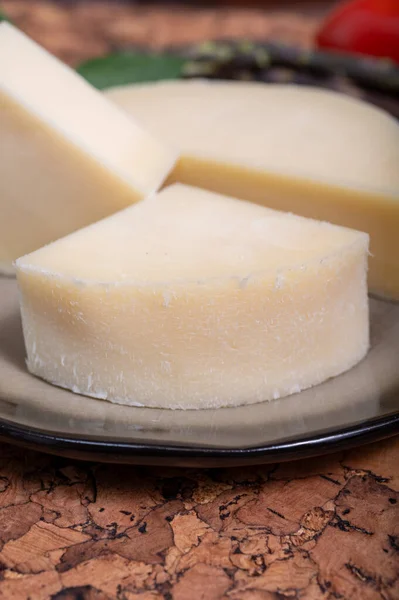意大利奶酪 来自克雷莫纳的Provolone Dolce乳酪 配上橄榄面包和西红柿 — 图库照片