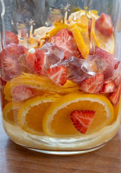 Stor Glasburk Med Kran Fylld Med Frisk Citron Lemonad Dryck — Stockfoto