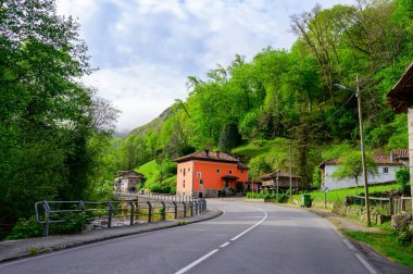 Cangas de Onis, Covadonga 'dan uzak dağ gölleri Lagos de Covadonga, Picos de Europa dağları, Asturias, İspanya' nın kuzeyi.