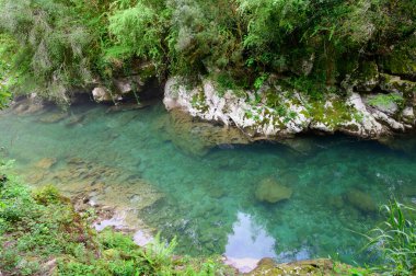 Los Arenas ve Rio Cares nehri, ünlü Cabrales peynirlerinin üretildiği dağ köyü, Picos de Europa dağları, Asturias, İspanya 'nın kuzeyi.