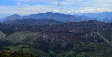 İspanya 'nın kuzeyindeki Asturias' ta arabayla dağ manzaralı yerlere giderken, Picos de Europa dağ sırasını görür