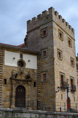 Gijon 'da, Asturias' ta, İspanya 'da eski kentte yürüyüş, evler manzarası