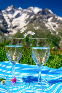 Savoy bölgesinden Roussette de Savoie veya Vin de Savoie şarabı, Fransa 'nın Alpes dağlarında Col du Lautaret' in çiçek açan alp çayırlarında mevcuttur..