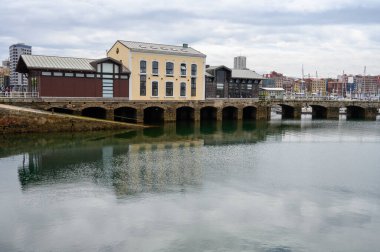 İspanya 'nın kuzeyinde Gijon, Asturias limanındaki evler, jachtlar, tekneler görünüyor.