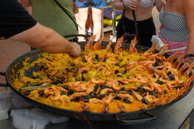 Fransa 'da sokak yemekleri, taze rengarenk paella pilav ve deniz ürünleri sokak pazarında yenmeye hazır.