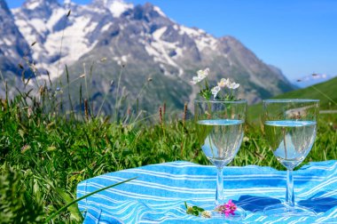 Savoy bölgesinden Roussette de Savoie veya Vin de Savoie şarabı, Fransa 'nın Alpes dağlarında Col du Lautaret' in çiçek açan alp çayırlarında mevcuttur..